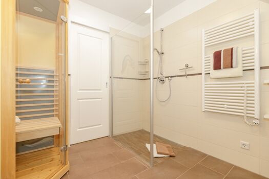 Badezimmer mit Bodengleicher Dusche