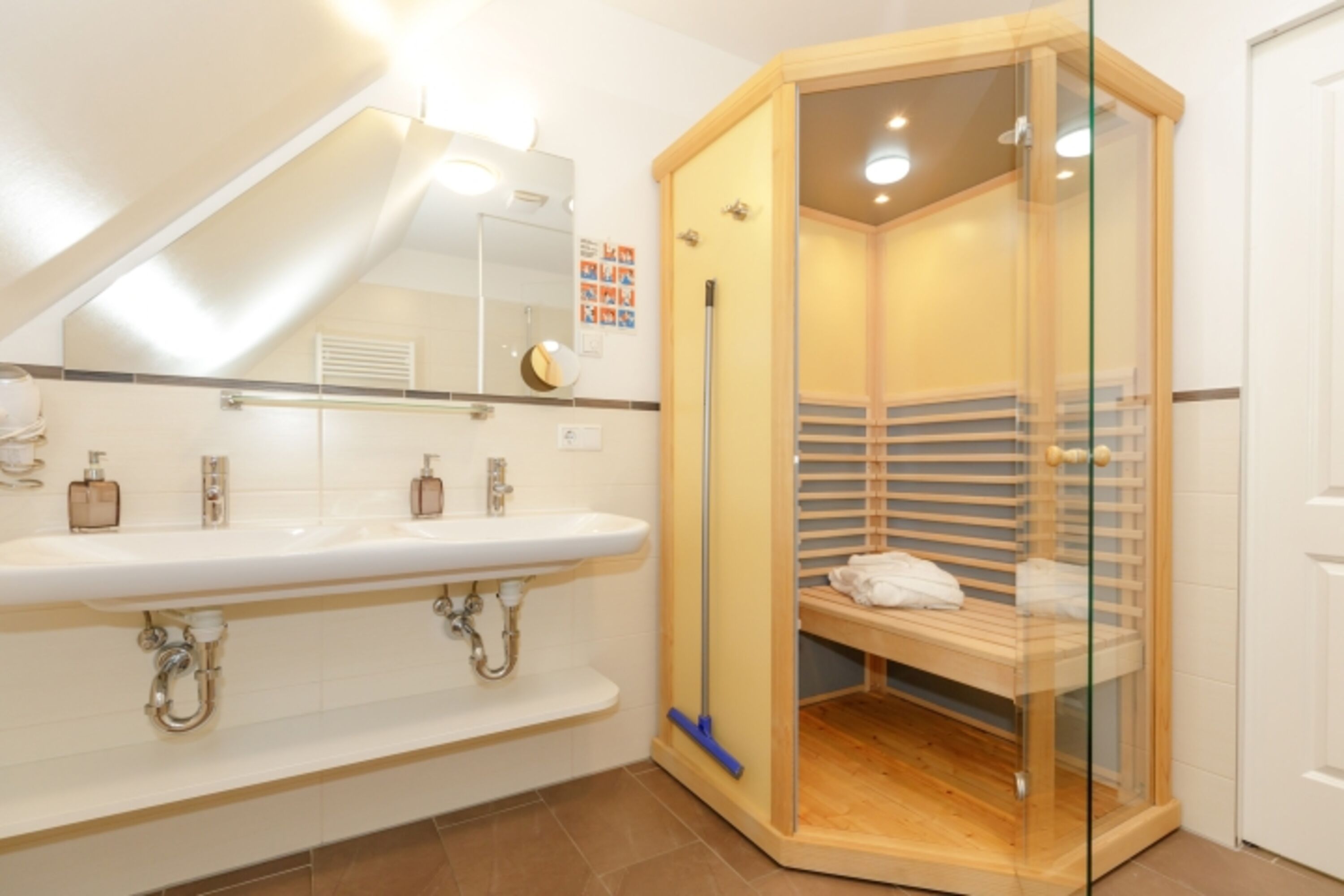 Badezimmer mit Infrarot Kabine