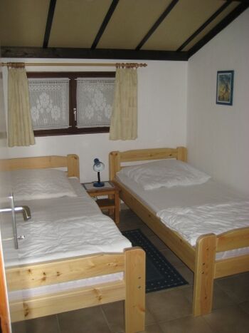Schlafzimmer mit 2 Einzelbetten