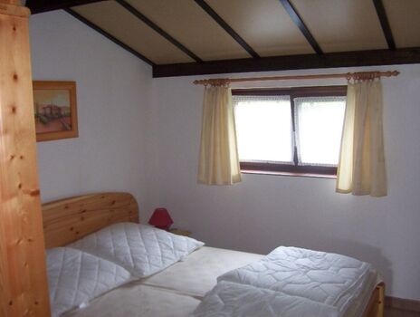 Schlafzimmer mit Doppelbett