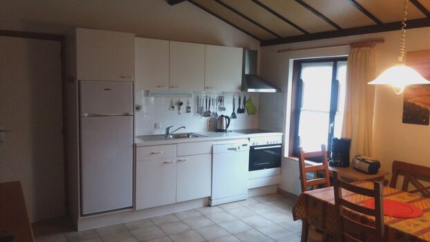 Küchenzeile mit Esstisch