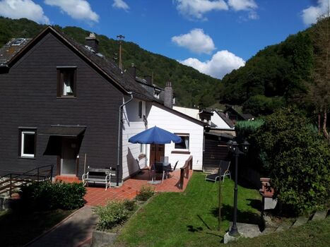 Schönes Ferienhaus mit Blick auf Wald und Wiese