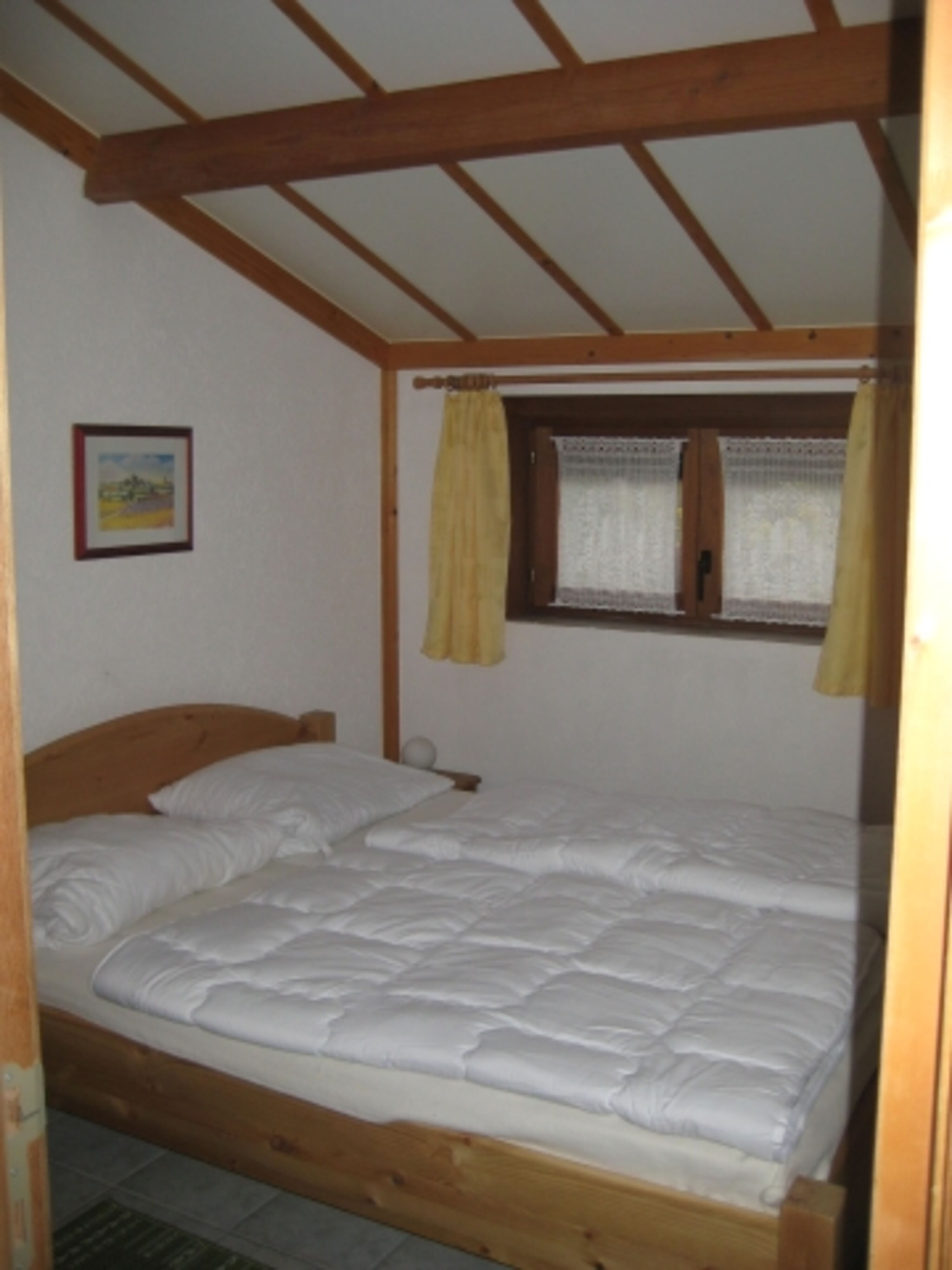Schlafzimmer mit Doppelbett