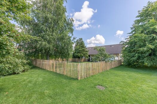 Friesenkrabbe -   Ein kleiner Teil vom Garten ist eingezäunt 