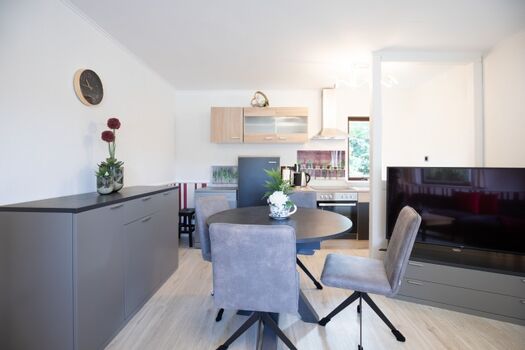 Friesenkrabbe - Kleiner Wohn und Essbereich mit großem Flat-TV