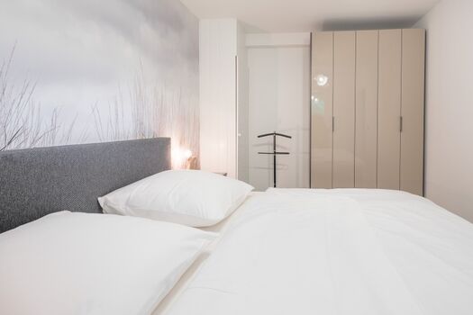 Friesenkrabbe - Schlafzimmer mit komfortablen Doppelbett ( 180x200 )