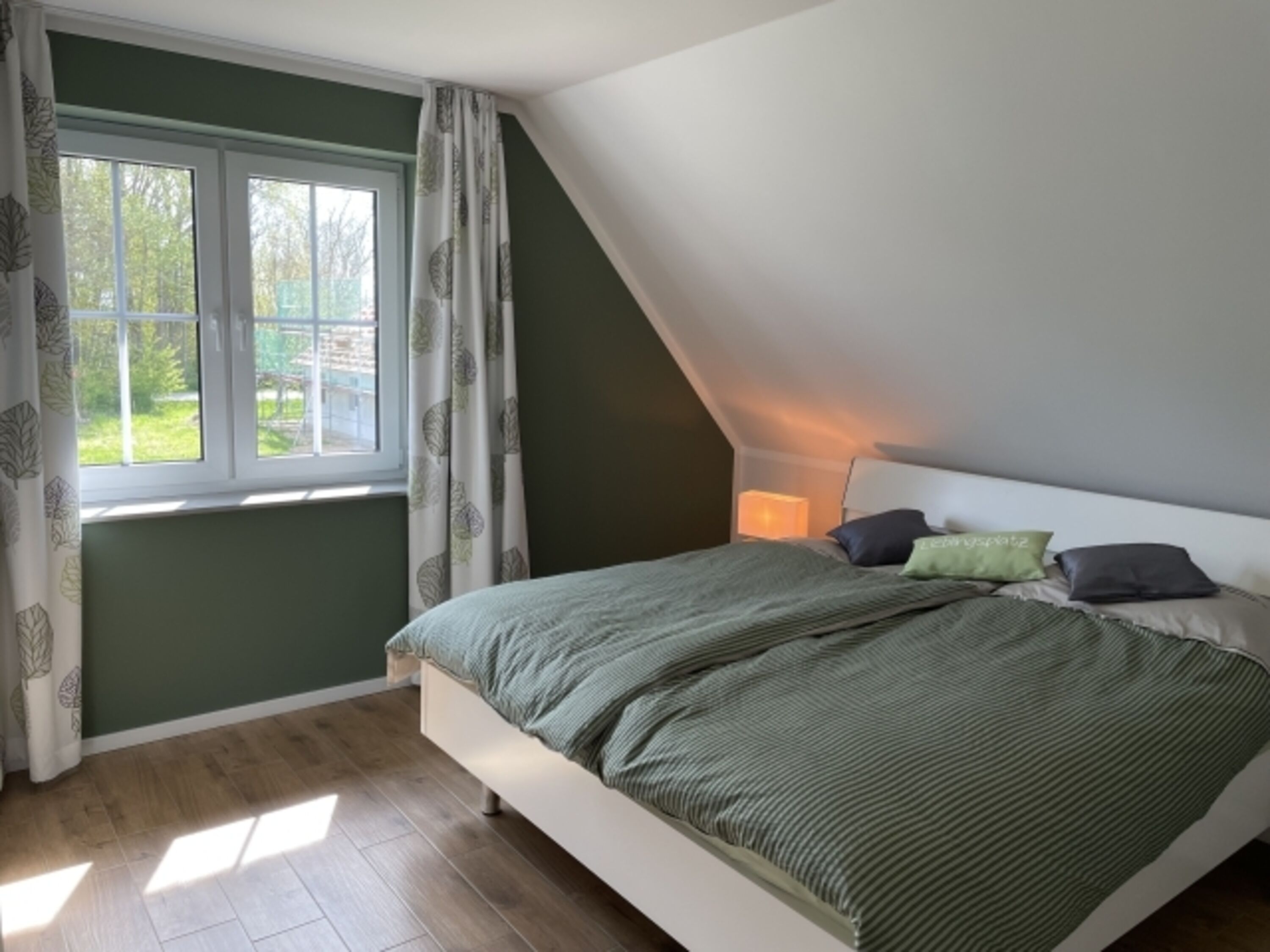 Schlafzimmer mit Doppelbett