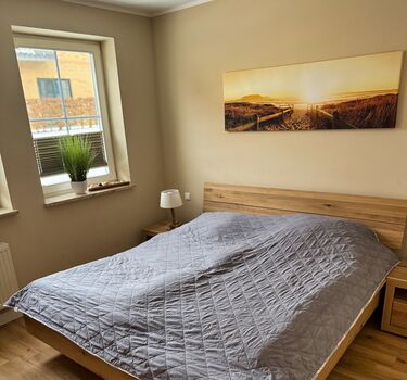 Erstes Schlafzimmer mit Doppelbett