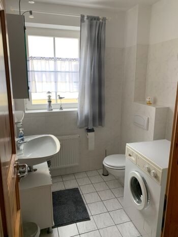 Helles Badezimmer mit Waschmaschine