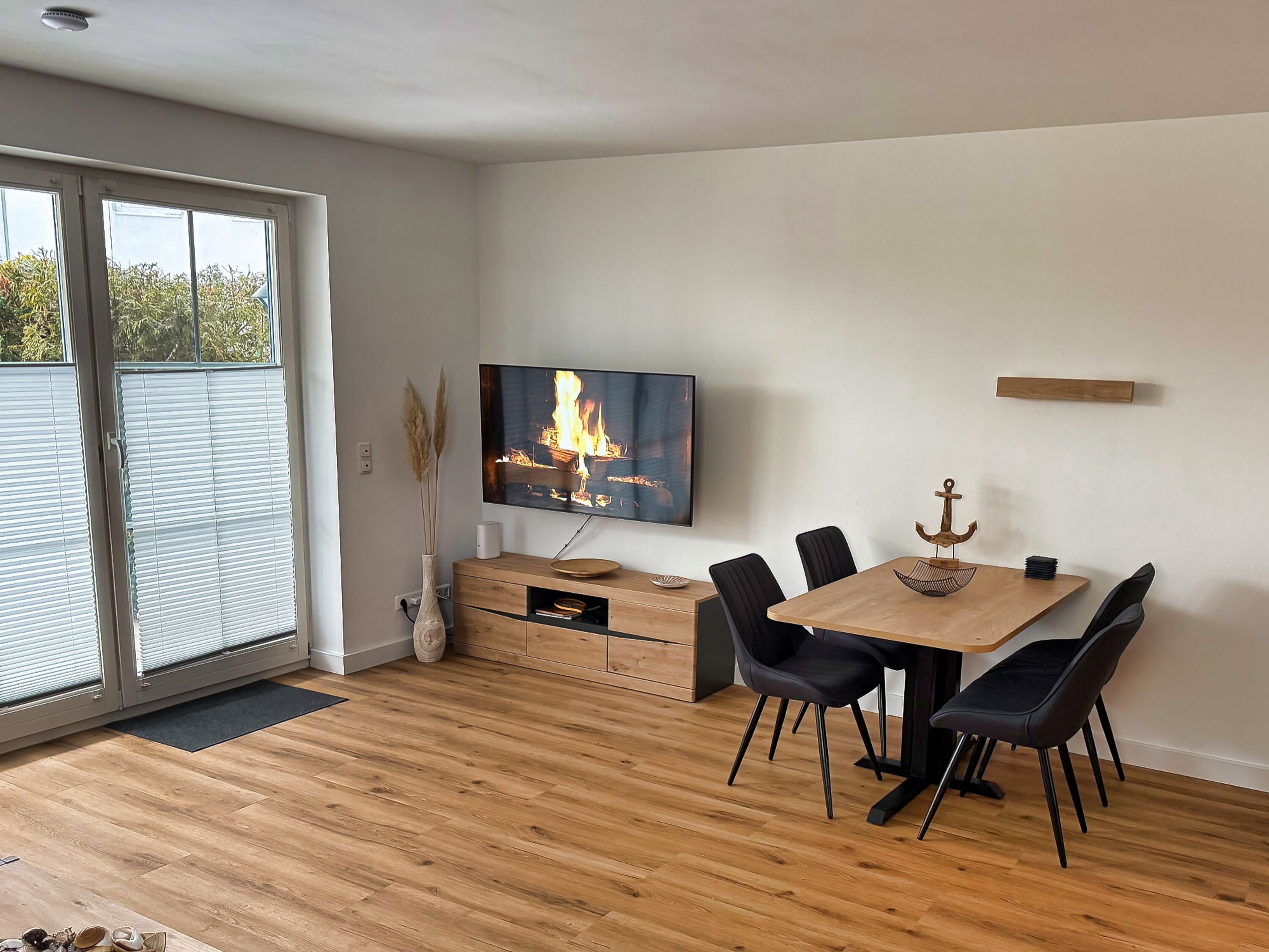 mit TV und Essbereich mit Platz für alle Gäste