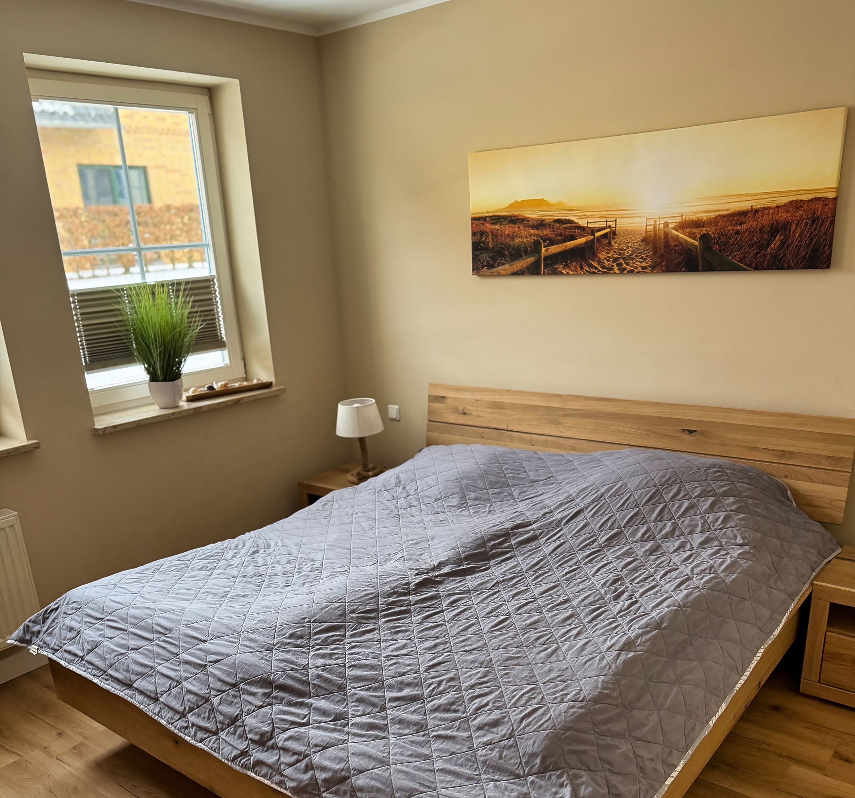 Erstes Schlafzimmer mit Doppelbett