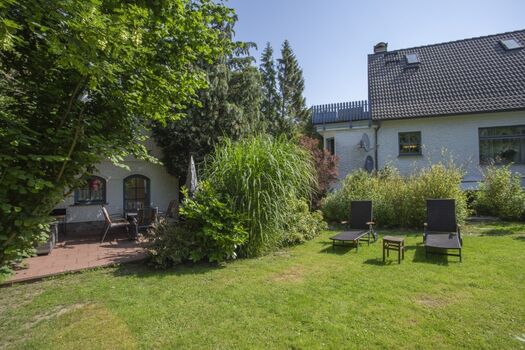 links Terrasse Ferienhaus, rechts Einfamilienhaus Vermieter