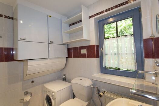 Bad unten, mit Waschmaschine und ebenerdiger Dusche