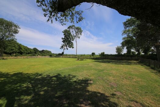 Großer eingezäunter Garten