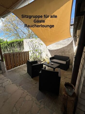 Loungebereich außen. Raucherlounge 