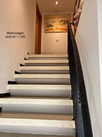 Treppe zu den Wohnungen mit Rutschsicherung