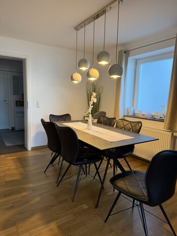 Wohnzimmer mit Essbereich (Gegenüber von Küche).
