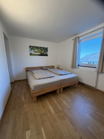 Schlafzimmer 2: 2x Schlafplätze (Doppel oder Einzelbett nach Absprache) und ein Kleiderschrank.