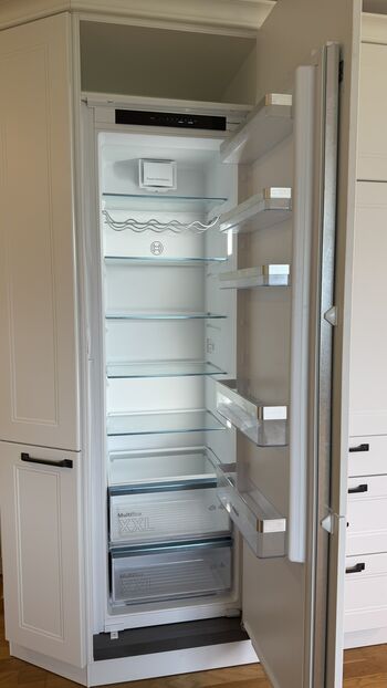 Sehr großer Kühlschrank und extra Gefrierschrank.