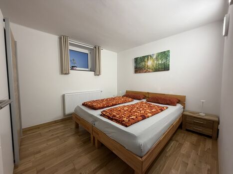 Schlafzimmer 1: 2x Schlafplätze (Einzel oder Doppelbett nach Absprache möglich) und Kleiderschrank.