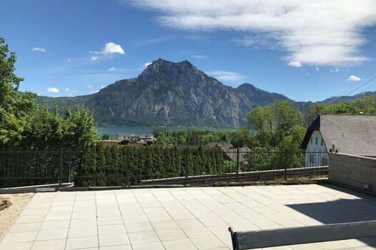 Ausblick vom Whirlpool aus, eigener umzäunter Garten mit Whirlpool und Griller. 