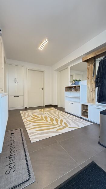 Vorraum - rechts Schlafzimmer 1 + Türe gerade aus Bad 1.