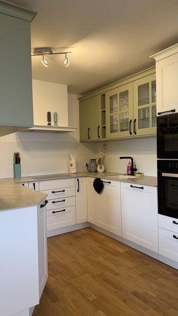 Moderne Küche im Landhaus Stil mit viel Stauraum.