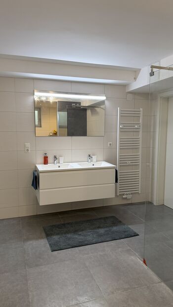 Bad 1: Doppel Waschbecken.