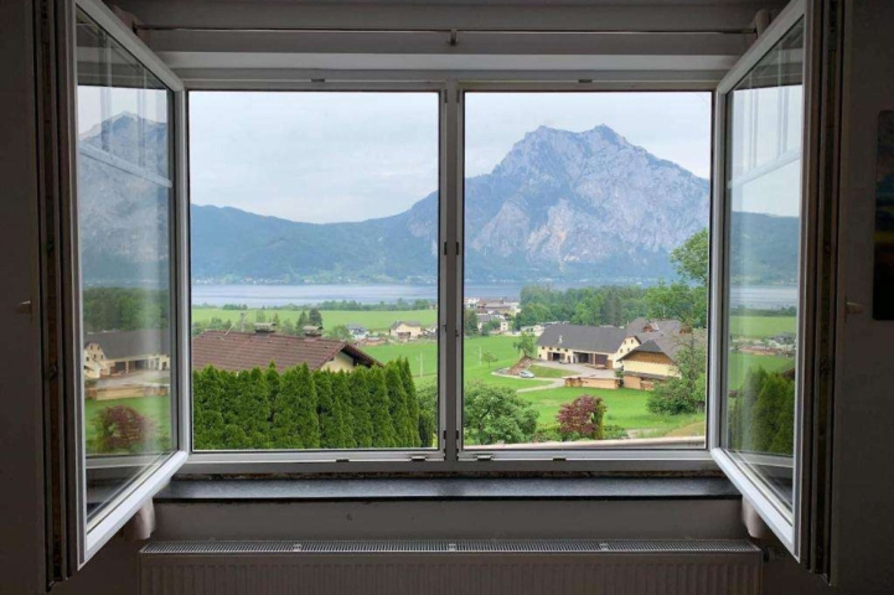 Ausblick Fenster Wohnzimmer und Schlafzimmer 2 + 3. Schlafzimmer 1 auf Rückseite des Hauses.
