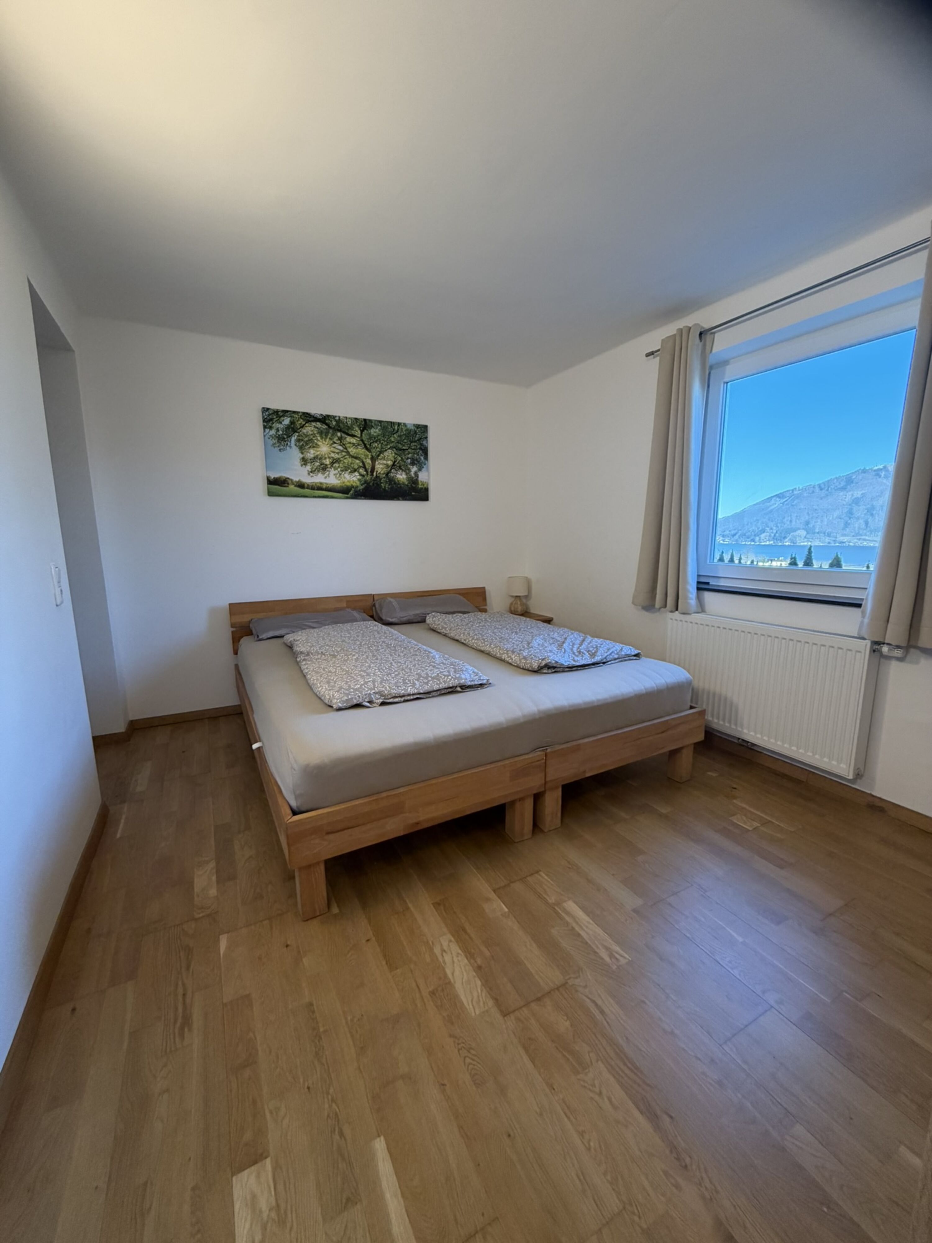 Schlafzimmer 2: 2x Schlafplätze (Doppel oder Einzelbett nach Absprache) und ein Kleiderschrank.