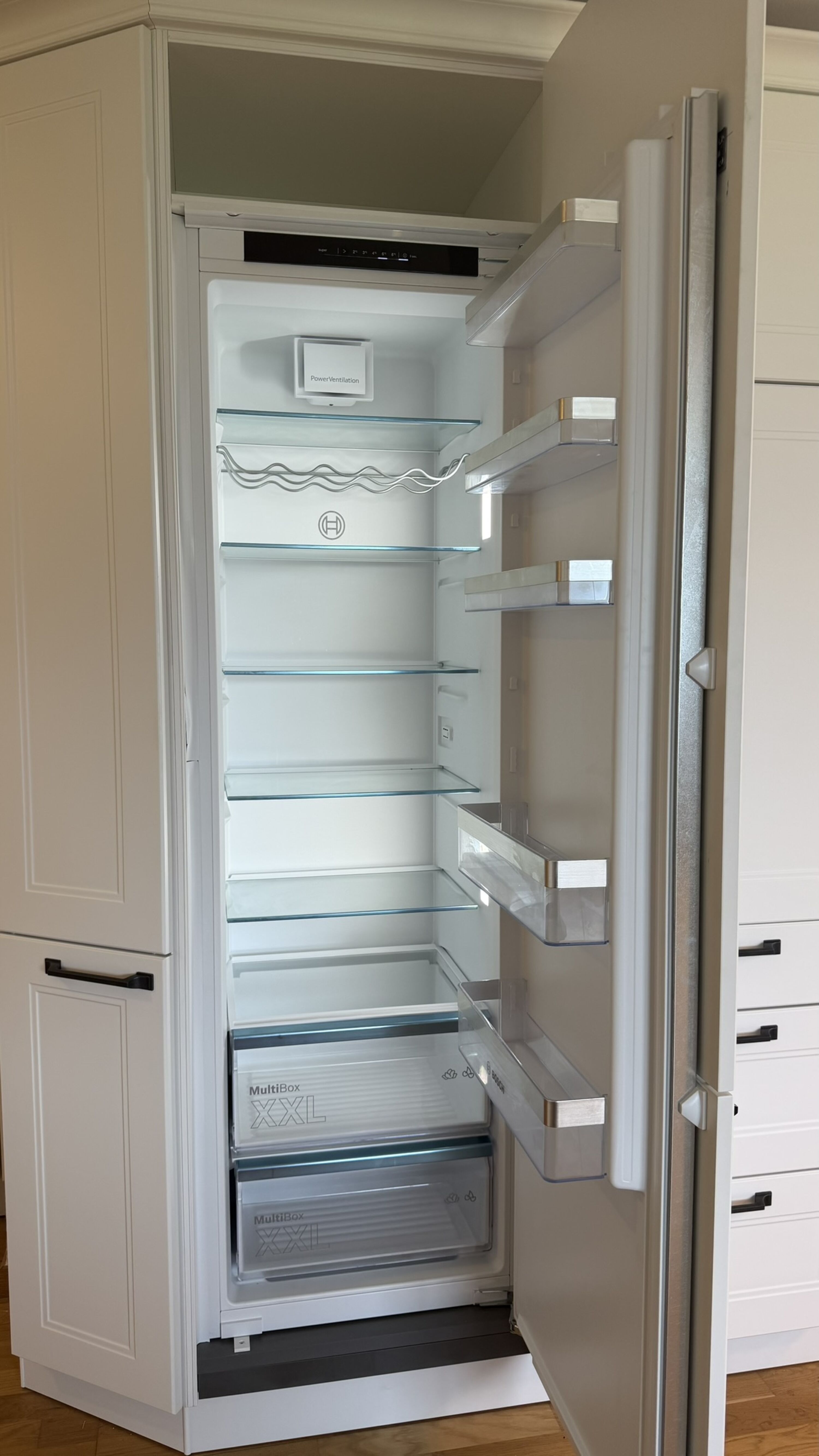 Sehr großer Kühlschrank und extra Gefrierschrank.