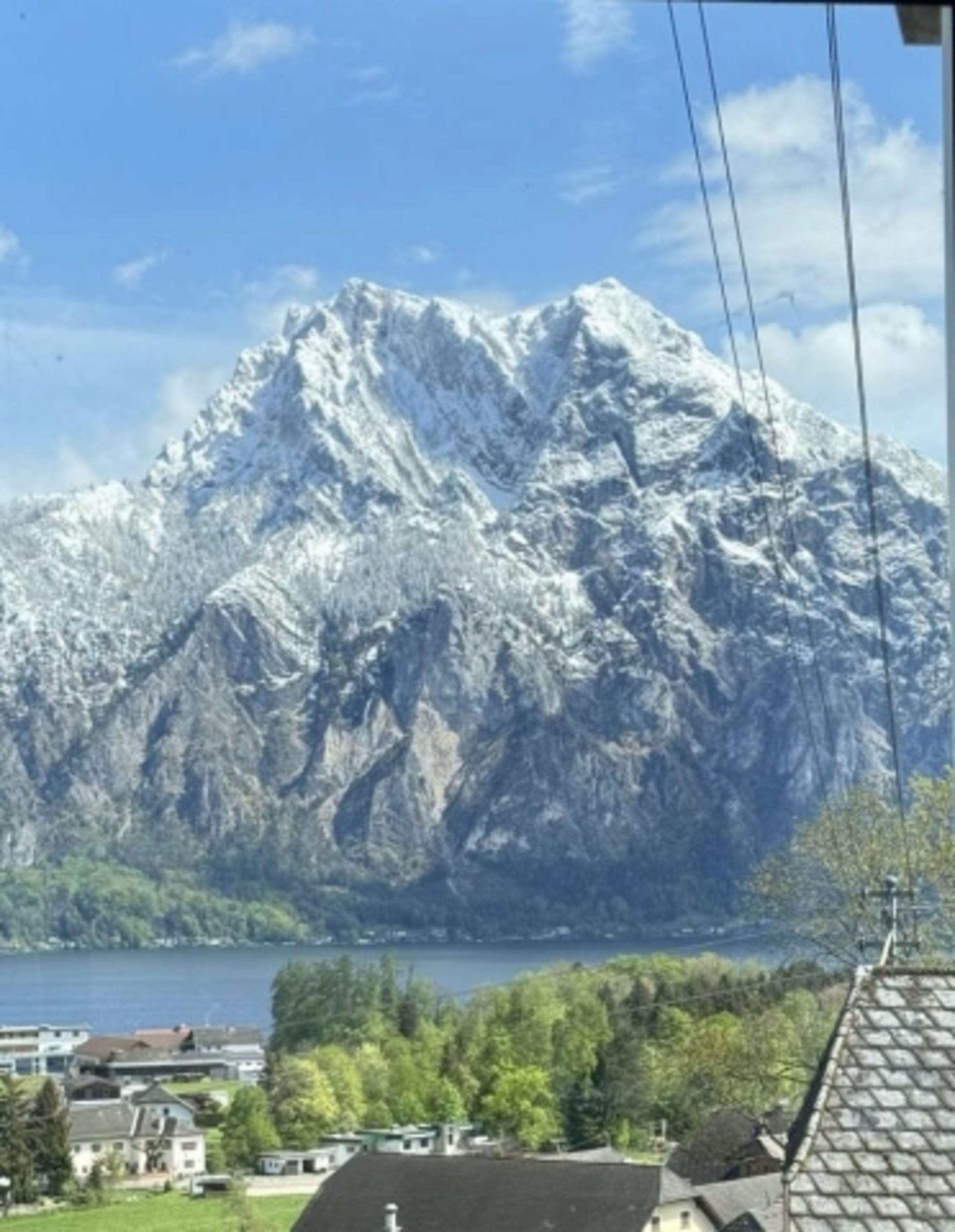 Ausblick Traunstein von Wohnzimmer und Garten aus.