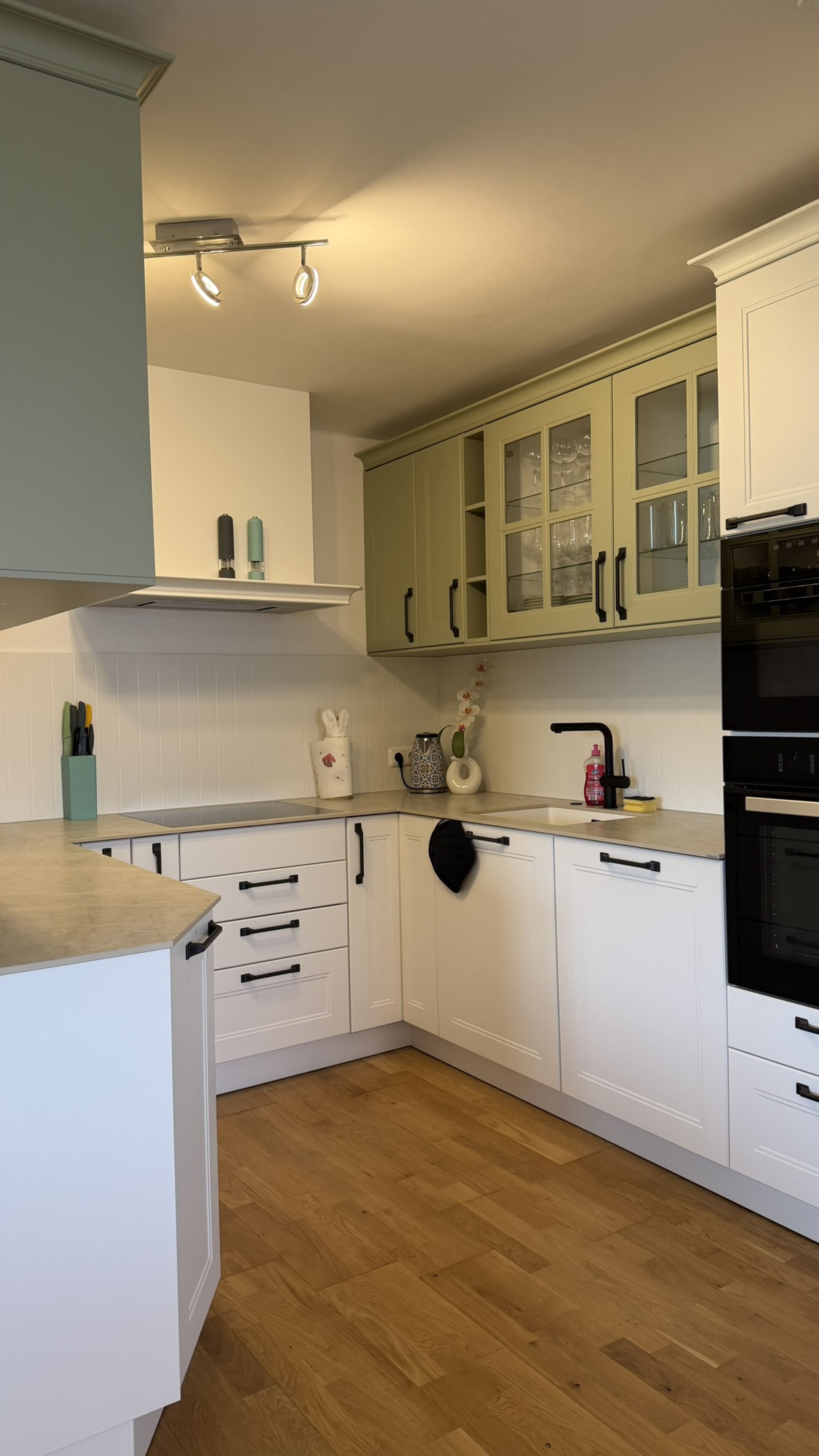 Moderne Küche im Landhaus Stil mit viel Stauraum.