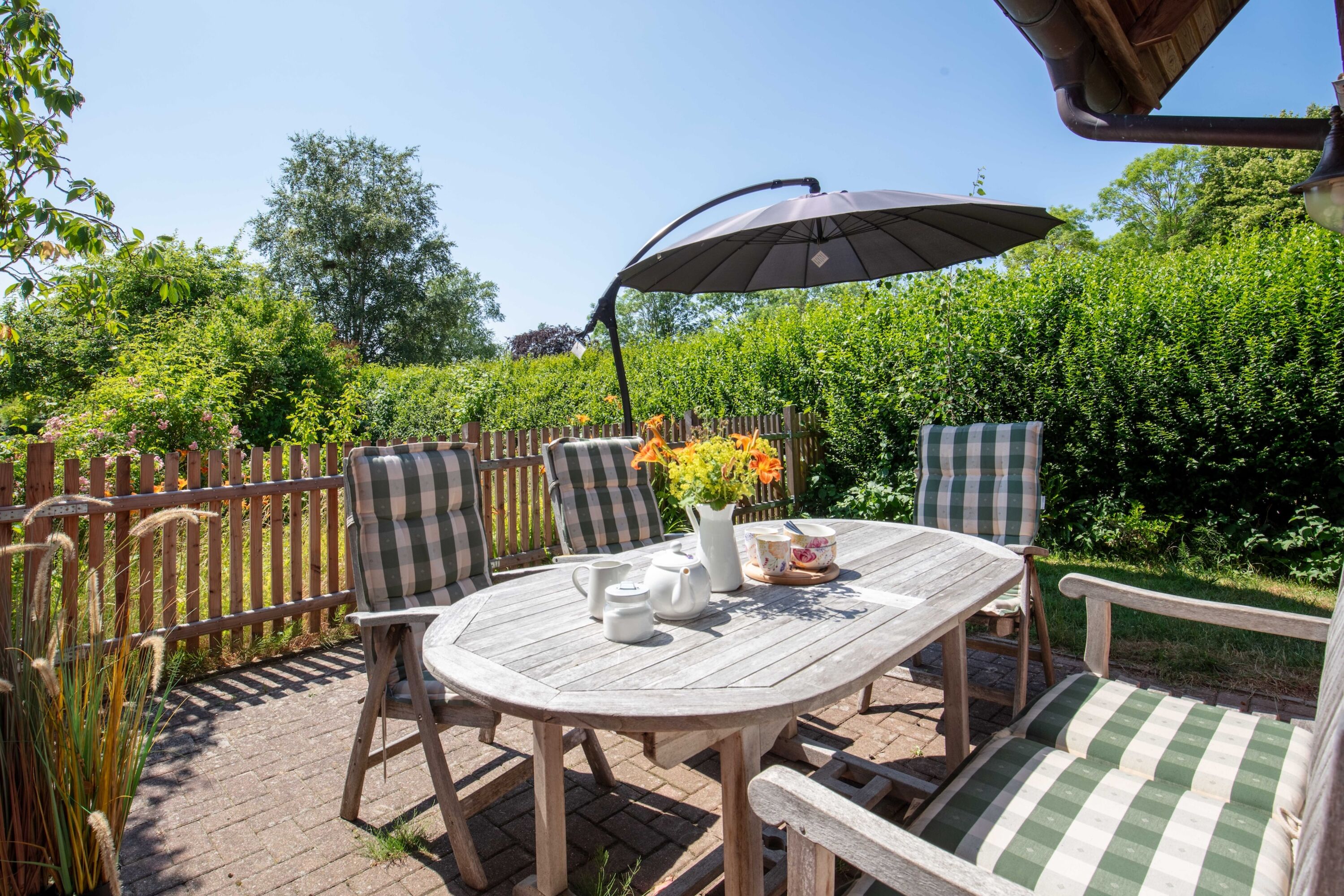eigene eingezäunte Terrasse mit Garten