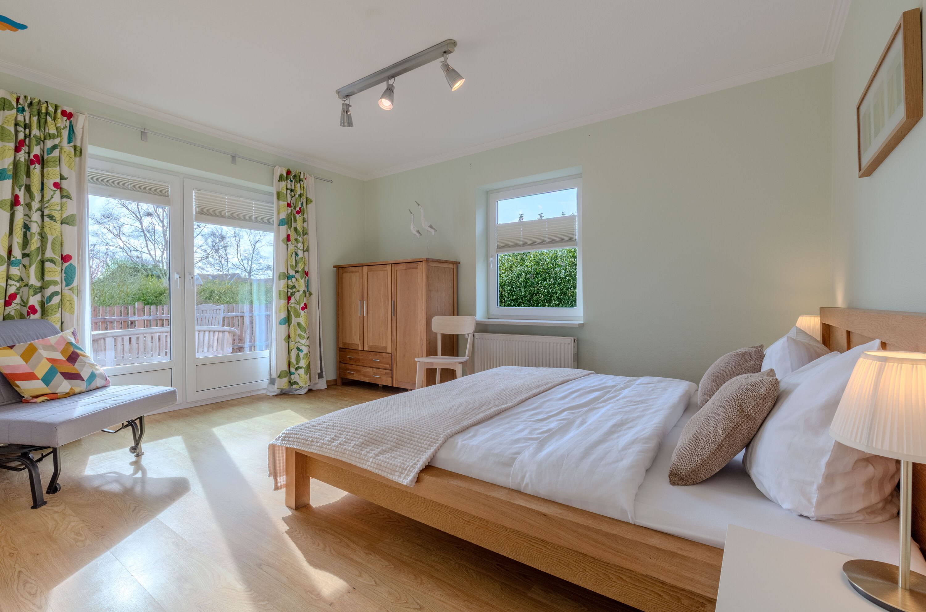 Schlafzimmer mit Gartenzugang