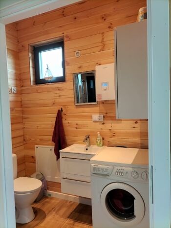 Badezimmer mit Waschmaschine 