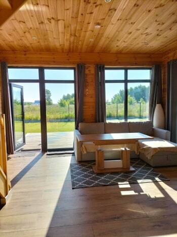 Wohnzimmer mit TV und Klimaanlage 