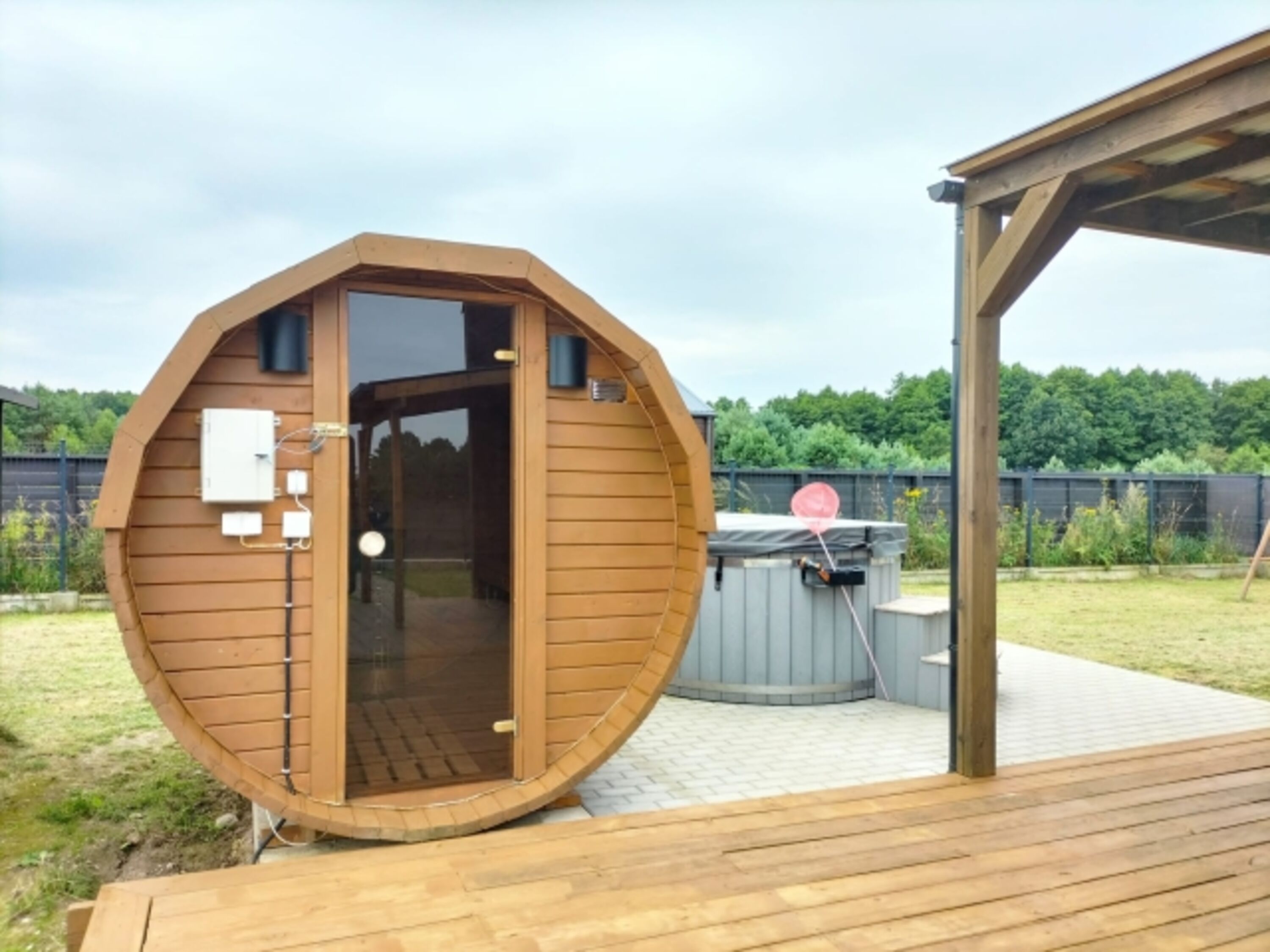 Private Sauna & Jakuzzi im Garten – perfekt zum Entspannen nach einem Strandtag.