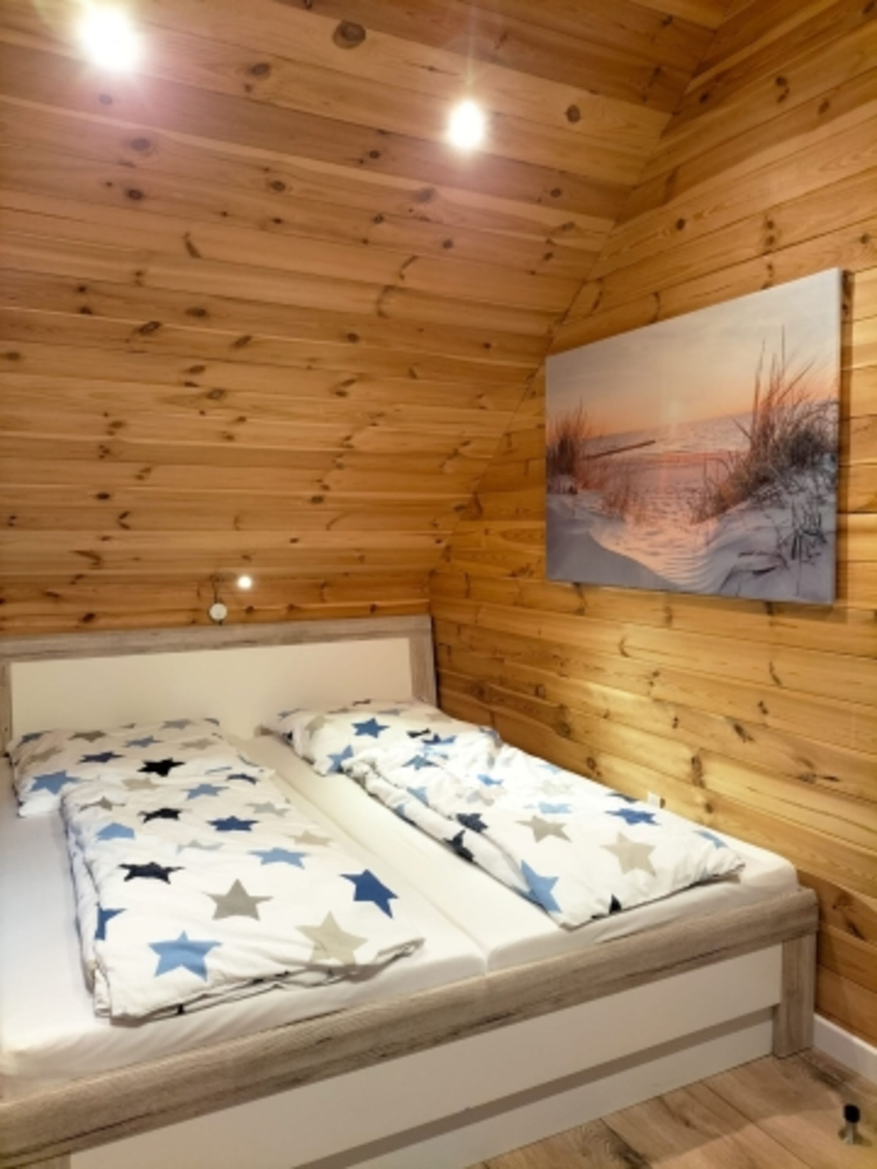 Schlafzimmer 1 mit Doppelbett, TV & Klimaanlage.
