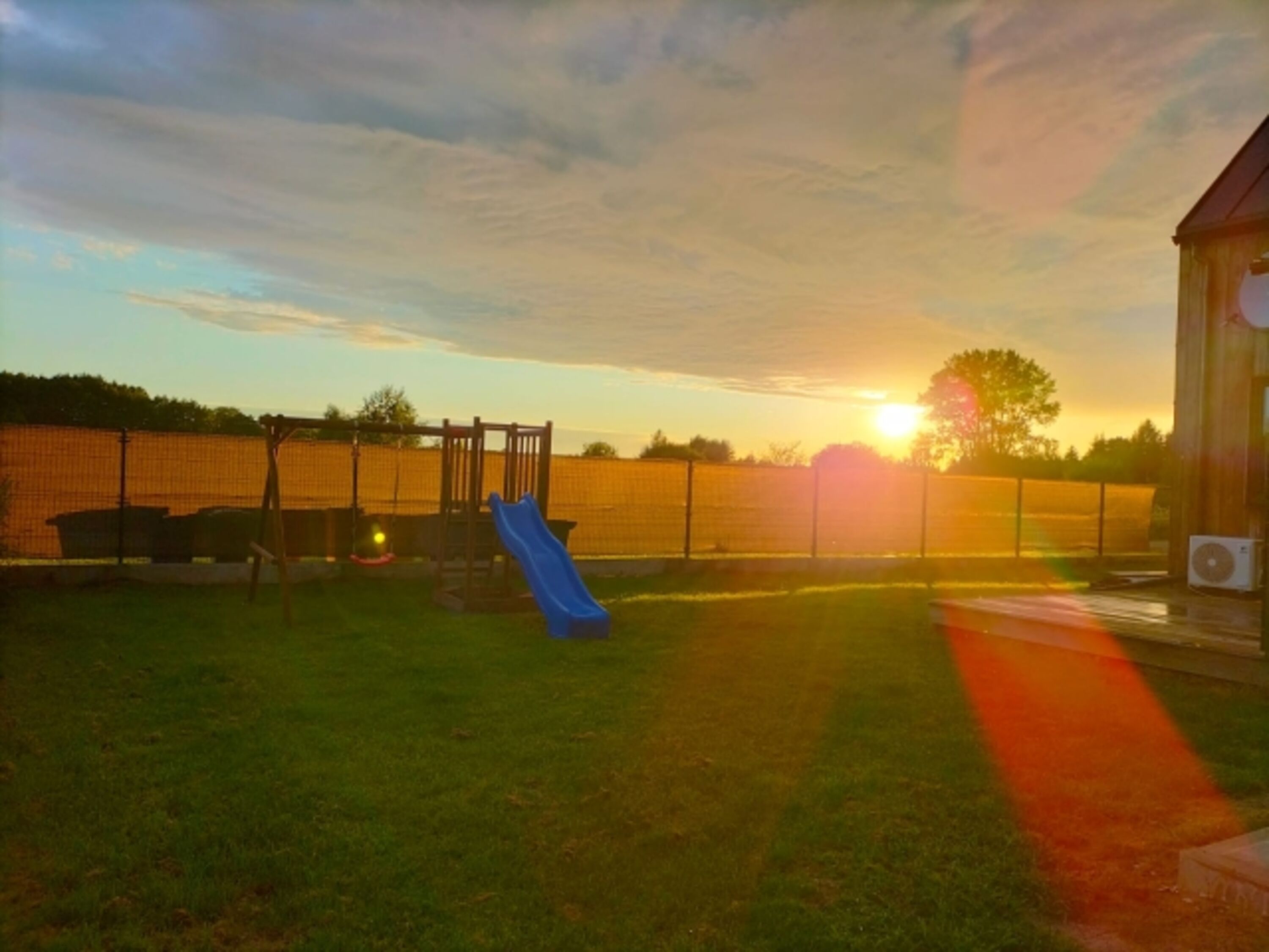 Familien- und hundefreundlicher Garten mit Kinderspielplatz, viel Platz zum Toben und malerischer Kulisse.