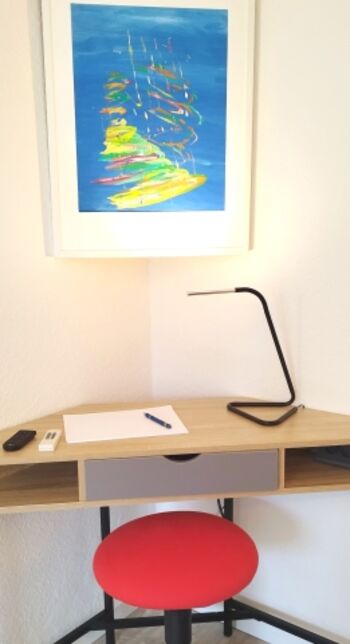 Kleiner Schreibtisch mit USB Anschlüssen