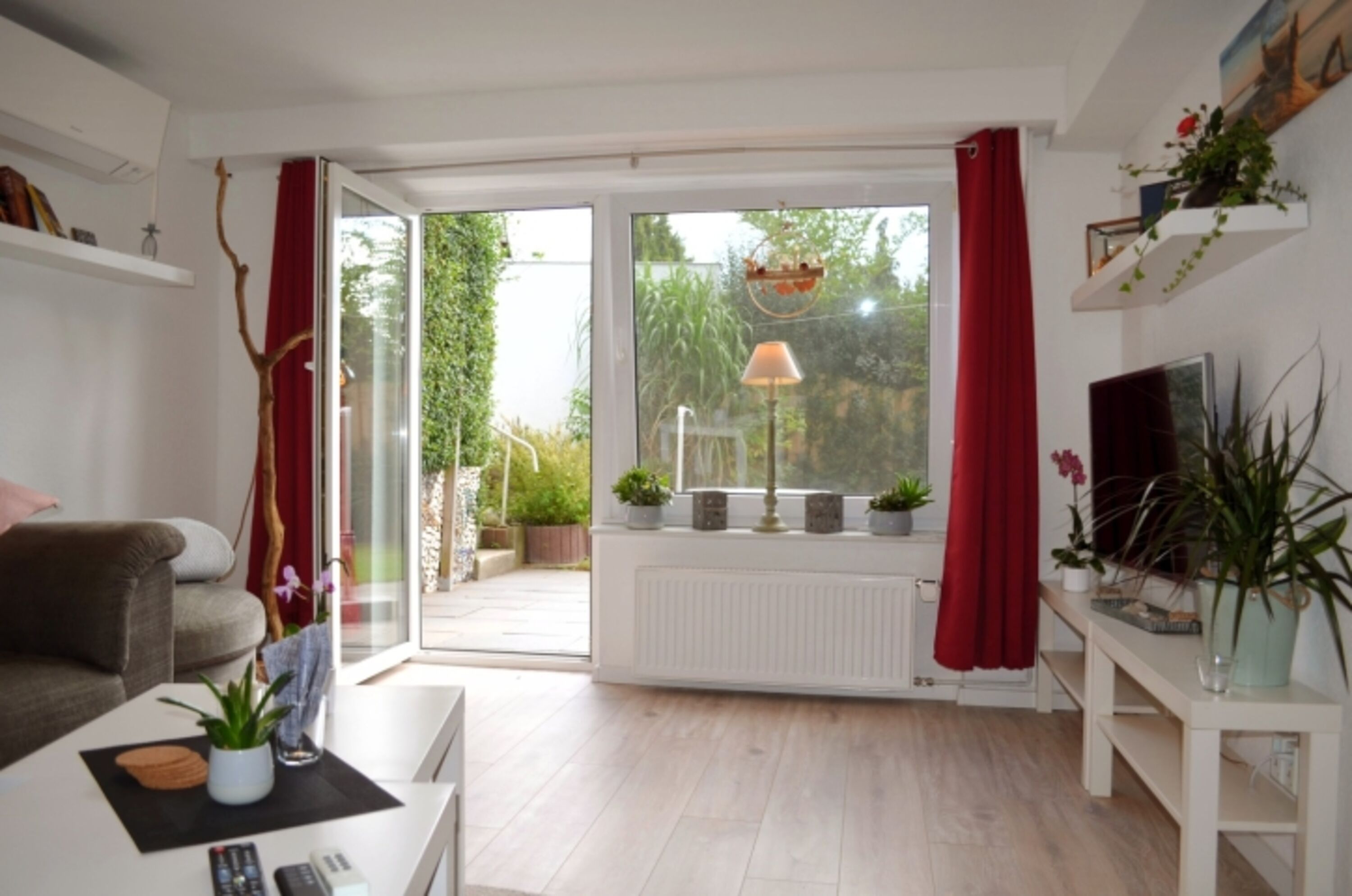 Wohnzimmer mit Ausgang zur Sonnenterrasse