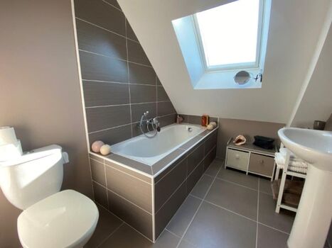 3. Bad im OG mit Badewanne; wenn man mal richtig entspannen möchte