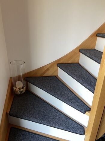 unsere Treppe ist nicht nur geschlossen, sondern hat auch bündige Teppichmatten