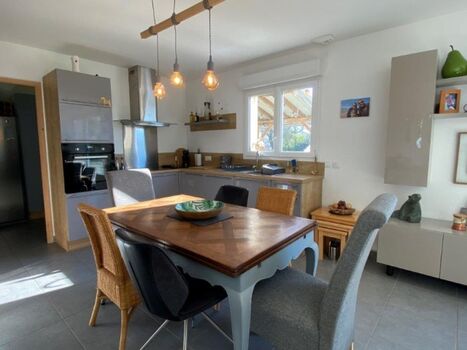 unsere großzügige offene Küche mit allen Kochutensilien