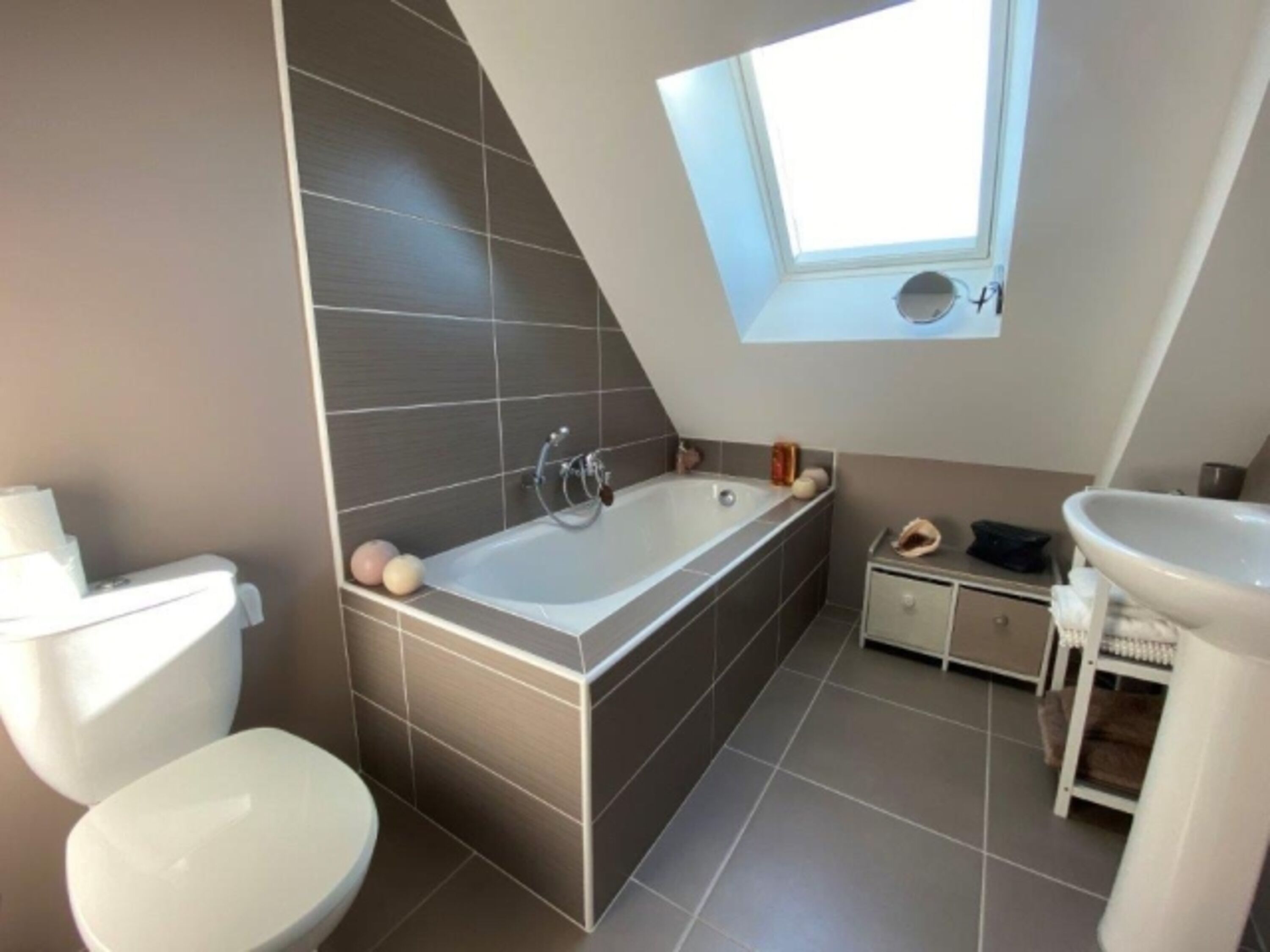 3. Bad im OG mit Badewanne; wenn man mal richtig entspannen möchte