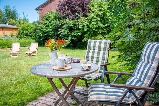 eigene Terrasse mit Garten