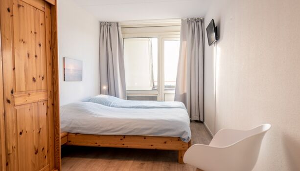 1. Schlafzimmer mit Zugang zur Dachterasse