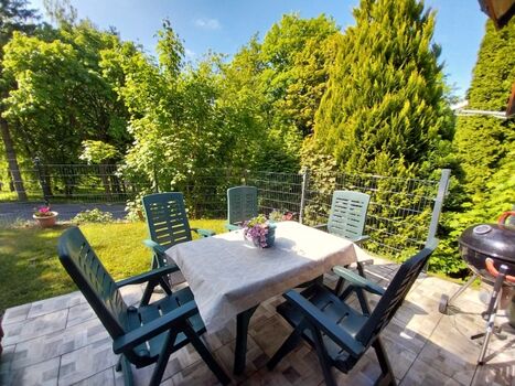 Terrasse mit komplett eingezäunten Garten