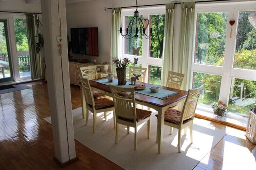 offener, heller Essbereich